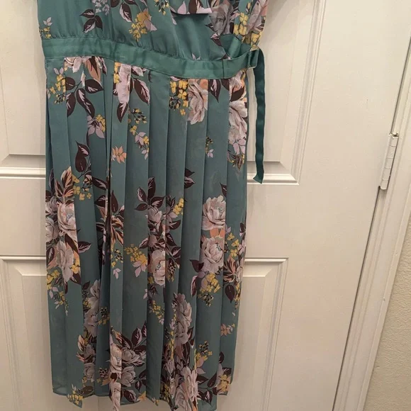 New York & Company Floral Midi Dress (pre-loved) - Picture 5 of 9